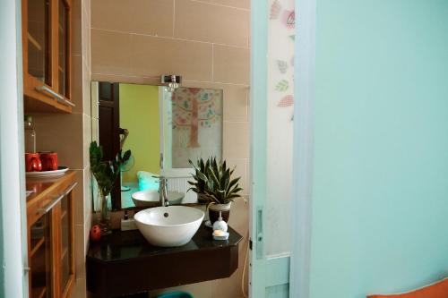 a bathroom with a bowl sink and a mirror at Huong's Homestay in Ho Chi Minh City