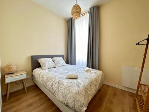 a bedroom with a bed and a window at Appartement - 1 chambre - Centre-ville in Parthenay