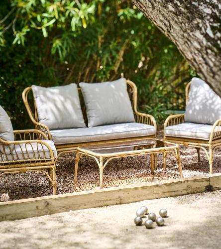 two wicker chairs and a coffee table in a yard at Le Pigonnet - Esprit de France in Aix-en-Provence