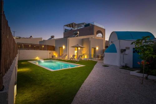 a house with a yard with a swimming pool at Mournia Plaka in Plaka