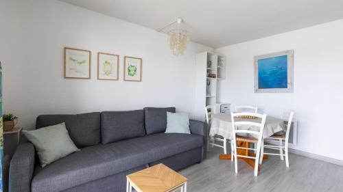 un salon avec un canapé et une table dans l'établissement Amoureva - A38 - Appart vue lagon - 6 pers, au Cap d'Agde