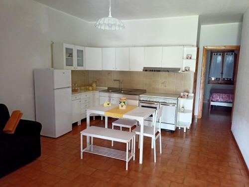 Η κουζίνα ή μικρή κουζίνα στο Villa Indipendente " Coco' " - 50 mt dal mare senza attraversamenti -posizionata tra San Felice Circeo e Terracina