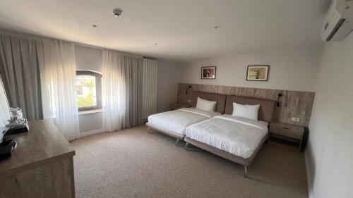 En eller flere senge i et værelse på Villa OHO
