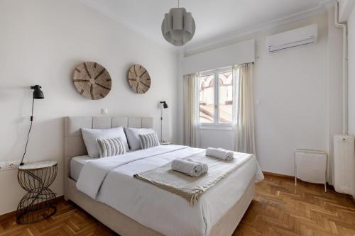 Attica - Captivating 2-Bedroom Apt & Balcony in Athens