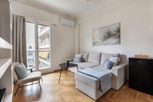 Attica - Captivating 2-Bedroom Apt & Balcony in Athens