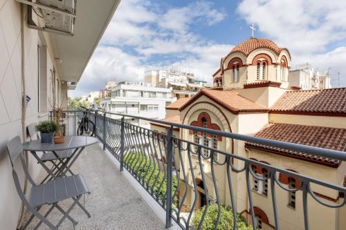 Attica - Captivating 2-Bedroom Apt & Balcony in Athens