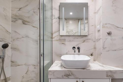 Attica - Captivating 2-Bedroom Apt & Balcony in Athens