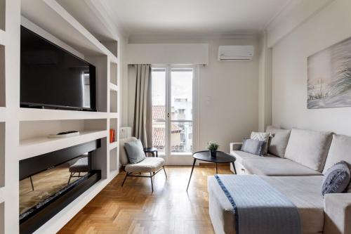Attica - Captivating 2-Bedroom Apt & Balcony in Athens