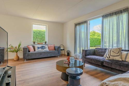 ブレスケンスにあるHello Zeeland - Vakantiehuis Zwin 112のソファとテーブルのあるリビングルーム