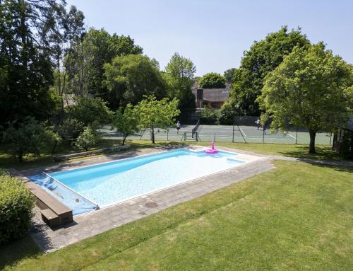 Una vista aérea de una piscina en un patio. en Greenwood, en Brockenhurst