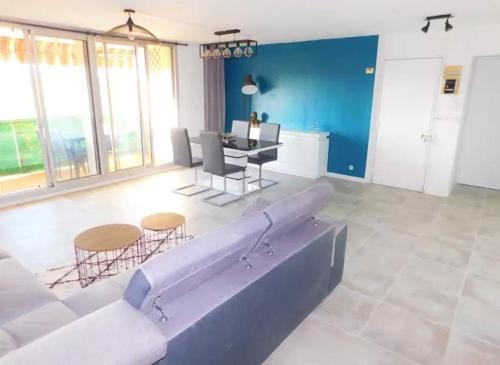 un grand salon avec un canapé et une table dans l'établissement La vidita, à Marseille