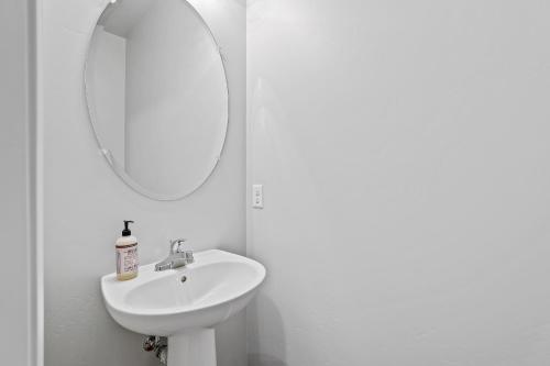 Ένα μπάνιο στο Beautiful Newly Built Home with Central AC