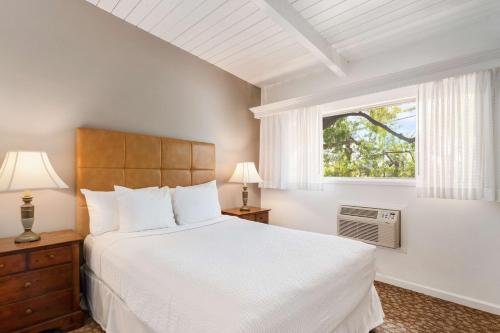 Кровать или кровати в номере Best Western Plus Santa Barbara