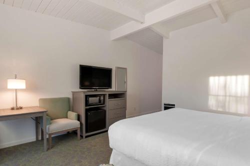 Кровать или кровати в номере Best Western Plus Santa Barbara