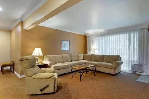 Гостиная зона в Best Western Plus Santa Barbara