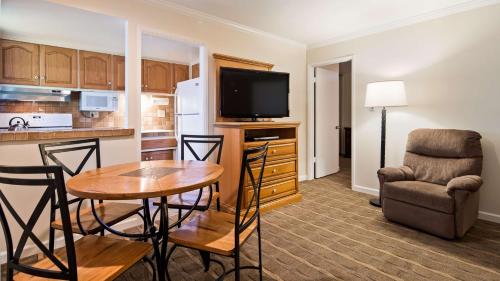 Кухня или мини-кухня в Best Western Plus Santa Barbara
