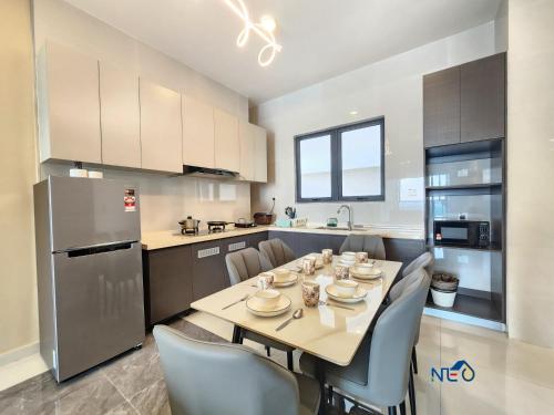 Η κουζίνα ή μικρή κουζίνα στο Country Garden Danga Bay InStyle Sea View Homestay Suite by NEO