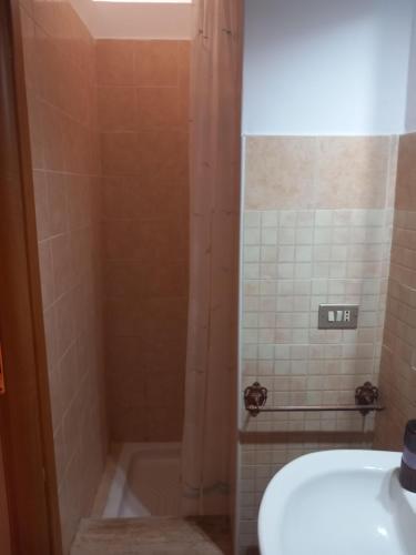łazienka z prysznicem, wanną i umywalką w obiekcie ACHIRINA bed and breakfast w mieście Cisterna di Latina