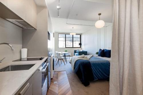 a kitchen and a bedroom with a bed in a room at Cityview Studio - Heart of Te Aro - Sleeps 2 in Wellington