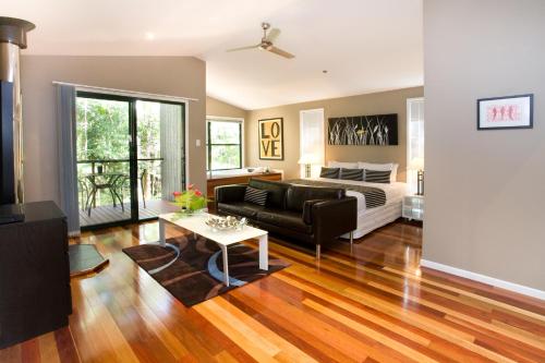 Ein Sitzbereich in der Unterkunft Amore On Buderim Rainforest Cabins