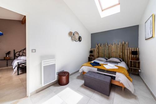 a bedroom with a bed with a wooden headboard at Gîte chez Marie et Franck in Barbaste