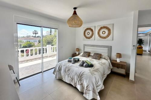 Ένα ή περισσότερα κρεβάτια σε δωμάτιο στο Luxury Villa - Pool - Sea Views - El Chaparral