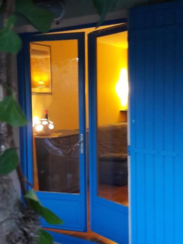 a door to a room with a bed in a room at Provence, Uzès, Gaujac maisonnette 6-7 personnes dans résidence in Gaujac