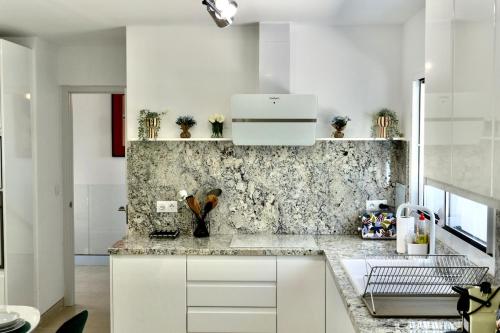 Η κουζίνα ή μικρή κουζίνα στο Luxury Villa - Pool - Sea Views - El Chaparral