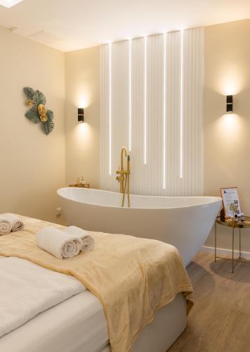 Laguna Romantic Apartment - Private Infrared Sauna & Bathtub near Flexum Thermal Spa