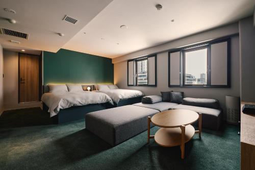 Postel nebo postele na pokoji v ubytování BASE LAYER HOTEL Nagoya Nishiki