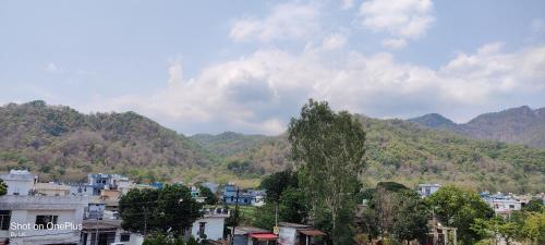 a view of a city with mountains in the background at Hari Leela Homestay in Haldwāni