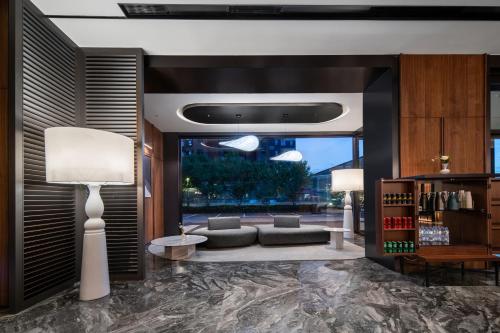 a living room with a couch and a table at 太原晋阳湖城际酒店 in Taiyuan