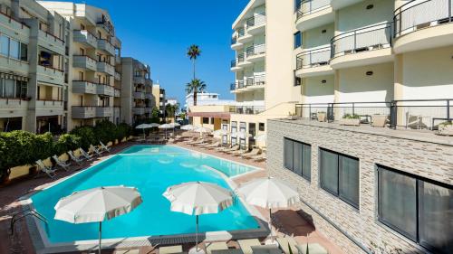 Bazén v ubytování Rina Hotel nebo v jeho okolí