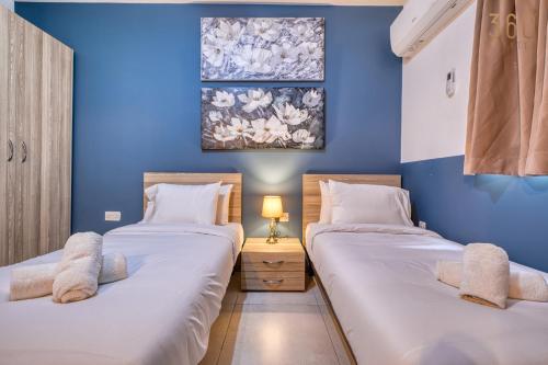 Кровать или кровати в номере Spacious, fully equipped 4BR in Pietà with WIFI & AC by 360 Estates