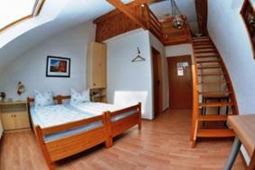 ein Schlafzimmer mit einem Bett und einer Wendeltreppe in der Unterkunft Gasthof Linde in Bregenz