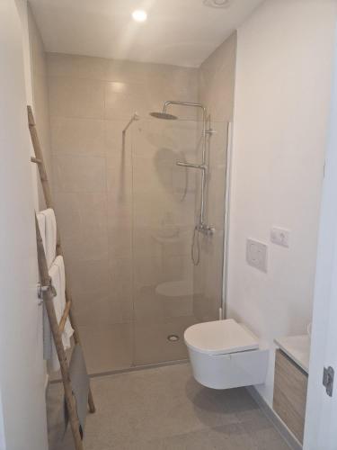a bathroom with a shower and a toilet at Hugo 2 in Cala Ratjada
