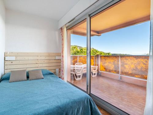 une chambre avec un lit et un balcon dans l'établissement Appartement 8 personnes avec kitchenette équipée et Wi-Fi - FR-1-827-3, à Roquebrune-Cap-Martin