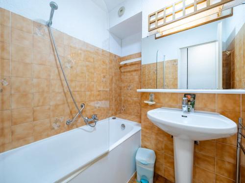 une salle de bain avec un lavabo, des toilettes et une douche dans l'établissement Appartement 8 personnes avec kitchenette équipée et Wi-Fi - FR-1-827-3, à Roquebrune-Cap-Martin