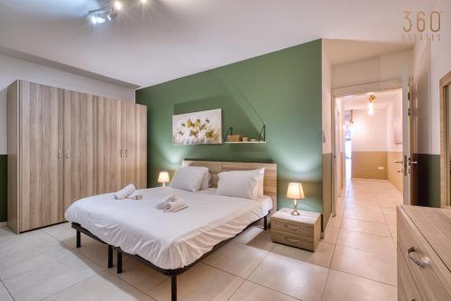 Кровать или кровати в номере Spacious, fully equipped 4BR in Pietà with WIFI & AC by 360 Estates