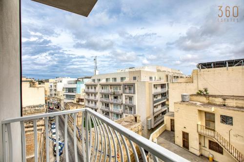 Балкон или терраса в Spacious, fully equipped 4BR in Pietà with WIFI & AC by 360 Estates