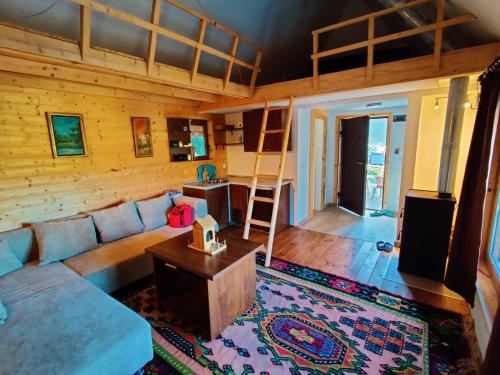 salon z kanapą i łóżkiem piętrowym w obiekcie Prokosko Resort w mieście Fojnica