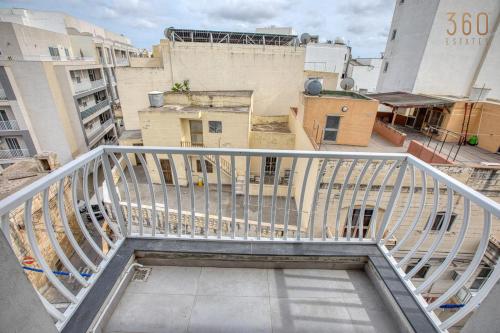 Балкон или терраса в Spacious, fully equipped 4BR in Pietà with WIFI & AC by 360 Estates
