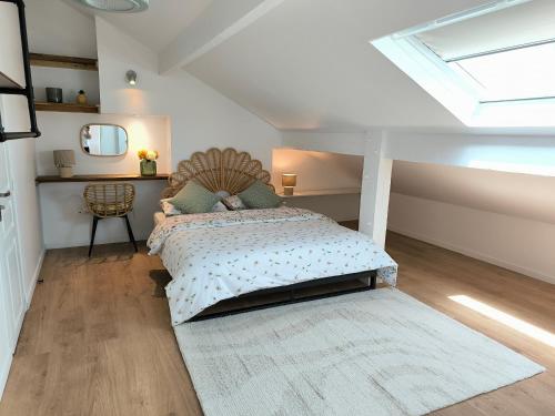 une chambre avec un lit et une lucarne dans l'établissement Apartement Duplex proche Paris CDG Stade de France Parc Expo Villepinte, au Blanc-Mesnil