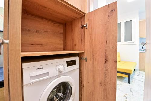 Acropolis Luxurious Apartment 100 Mbps Metro Garden