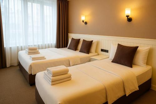 Una habitación de hotel con dos camas con toallas. en Blue Point Hotel, en Estambul