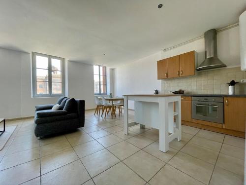 - une cuisine avec un canapé et une table dans une chambre dans l'établissement L'appartement Littré, à Carcassonne