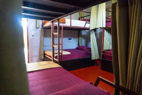 Postel nebo postele na pokoji v ubytování Naughty Nest Hostel Bali