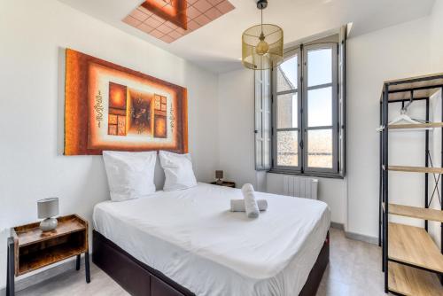 une chambre avec un lit et une fenêtre dans l'établissement Le refuge du Gambetta - Proche Cité Médiévale & Bastide - NOUVEAU !, à Carcassonne