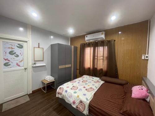a small bedroom with a bed and a window at Airport Bangkok Villa in Ban Hua Takhe