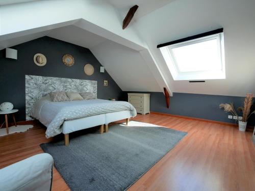 une chambre avec un grand lit et une fenêtre dans l'établissement LE COSY duplex centre ville, à Betton